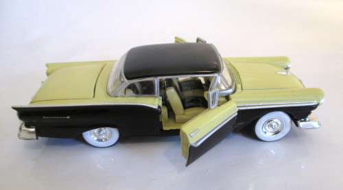 Vntg Road Champs 1957 Ford Fairlane 1:43 Scale Die Cast Opening Doors and Trunk. Excellent Condition