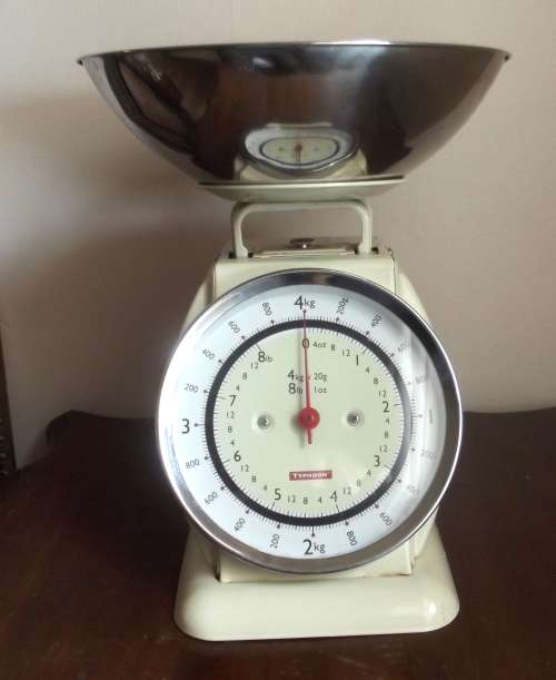 Vintage look Typhoon® Bella Cream Mechanical Kitchen Weighing Scale. 4kg/8lb.