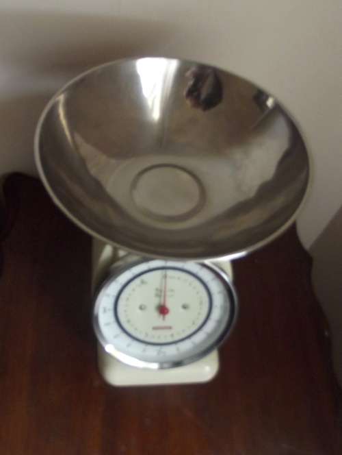Vintage look Typhoon® Bella Cream Mechanical Kitchen Weighing Scale. 4kg/8lb.