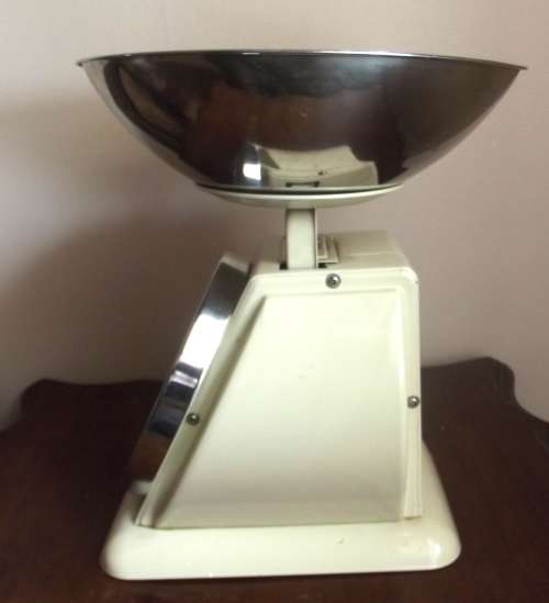 Vintage look Typhoon® Bella Cream Mechanical Kitchen Weighing Scale. 4kg/8lb.