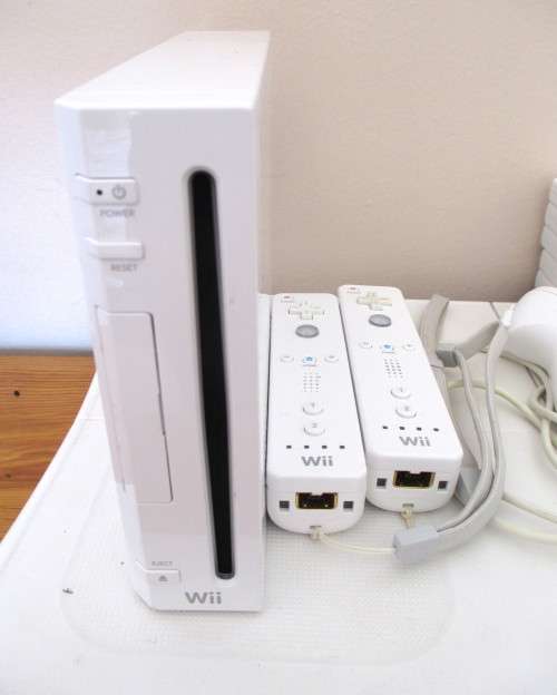 Nintendo Wii Balance Board, Console with x5 Wii games, 2x Wii Remotes and Wii Nunchuk.