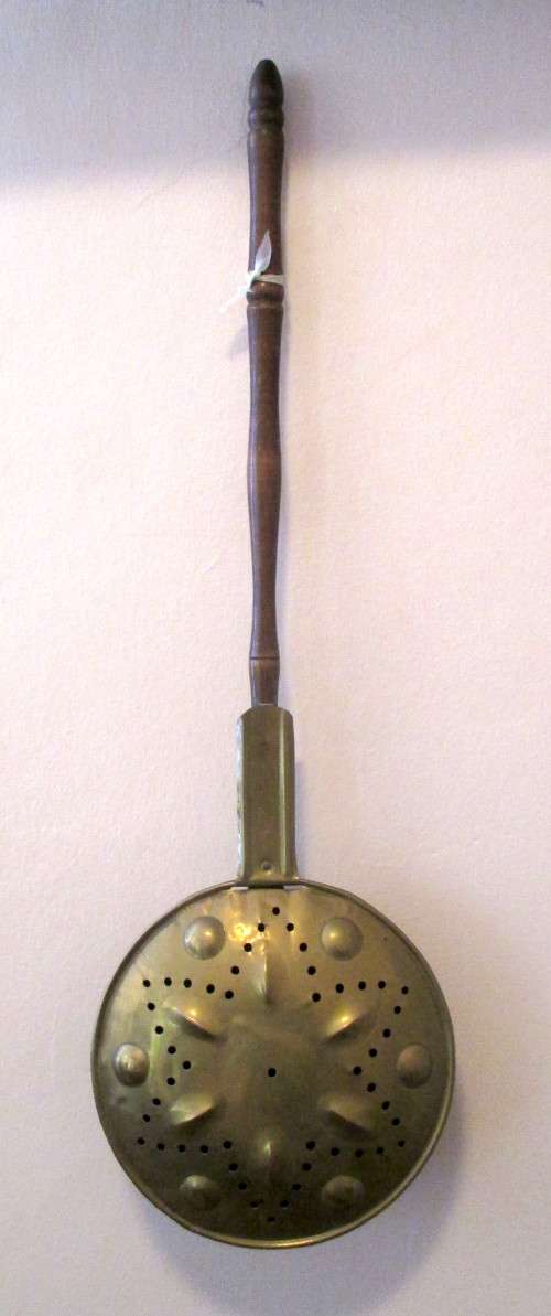 Victorian Brass Bed Pan Warmer with good solid wooden handle and Cut Out Design. 72cm long, Pan 24cm