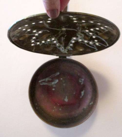 Victorian Brass Bed Pan Warmer with good solid wooden handle and Cut Out Design. 72cm long, Pan 24cm