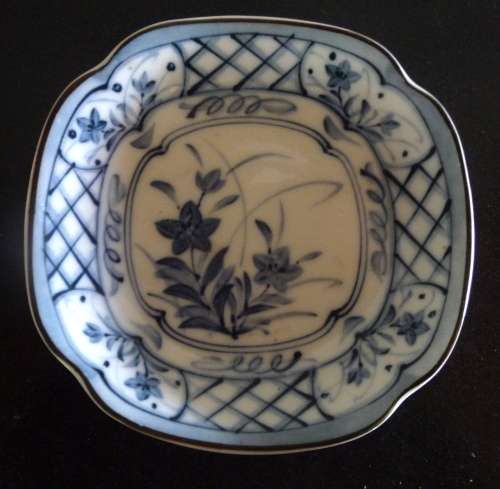 Vintage Japanese Blue-White Porcelain Pin Dish. Hand painted White and Blue. Size 120x120mm.