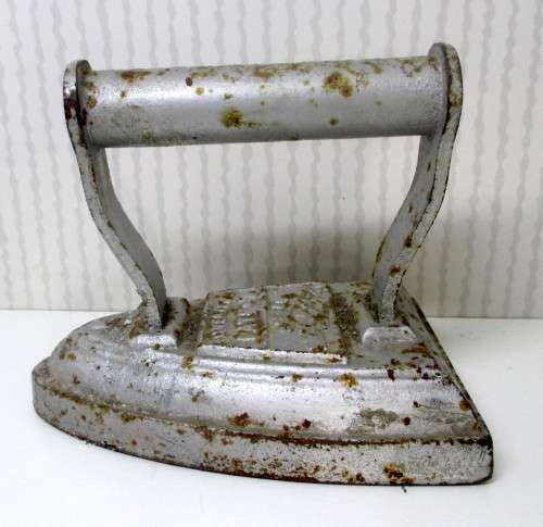 VINTAGE ANTIQUE Salter Sad Iron / Flat Iron Silvesters Patent No 5 2.1Kg IRON