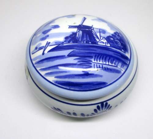 Delft Blue Hand Painted Miniature Porcelain Trinket Box with lid. Spotless.  90mm dia.