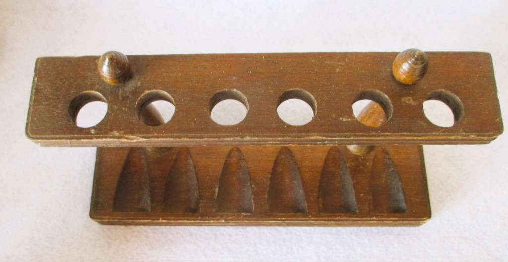 Vintage Duk It Wooden 6 Pipe Holder Felt Bottom. 255mmx160mm.