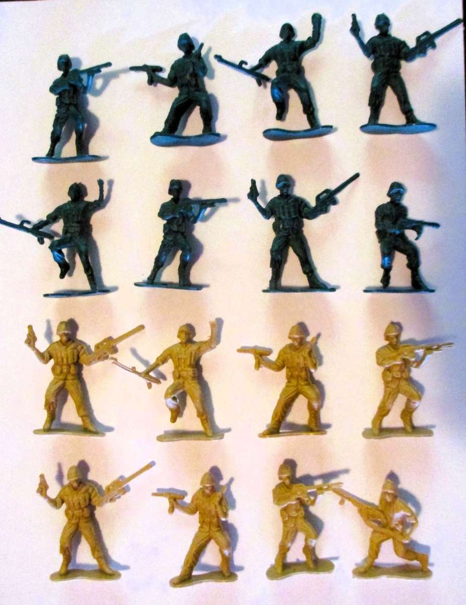 Lot of 16 Kids Army Men Plastic Soldiers Toys Green Tan Camo Mixed.