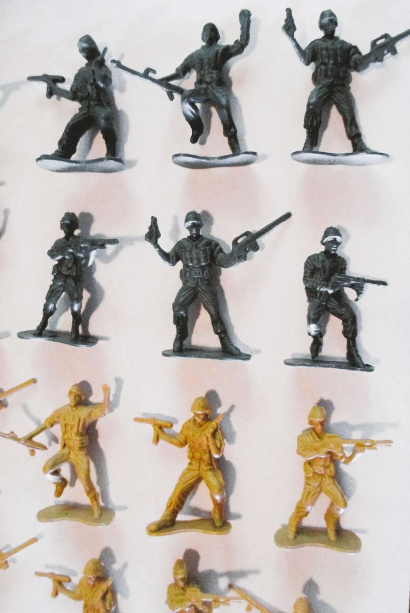 Lot of 16 Kids Army Men Plastic Soldiers Toys Green Tan Camo Mixed.
