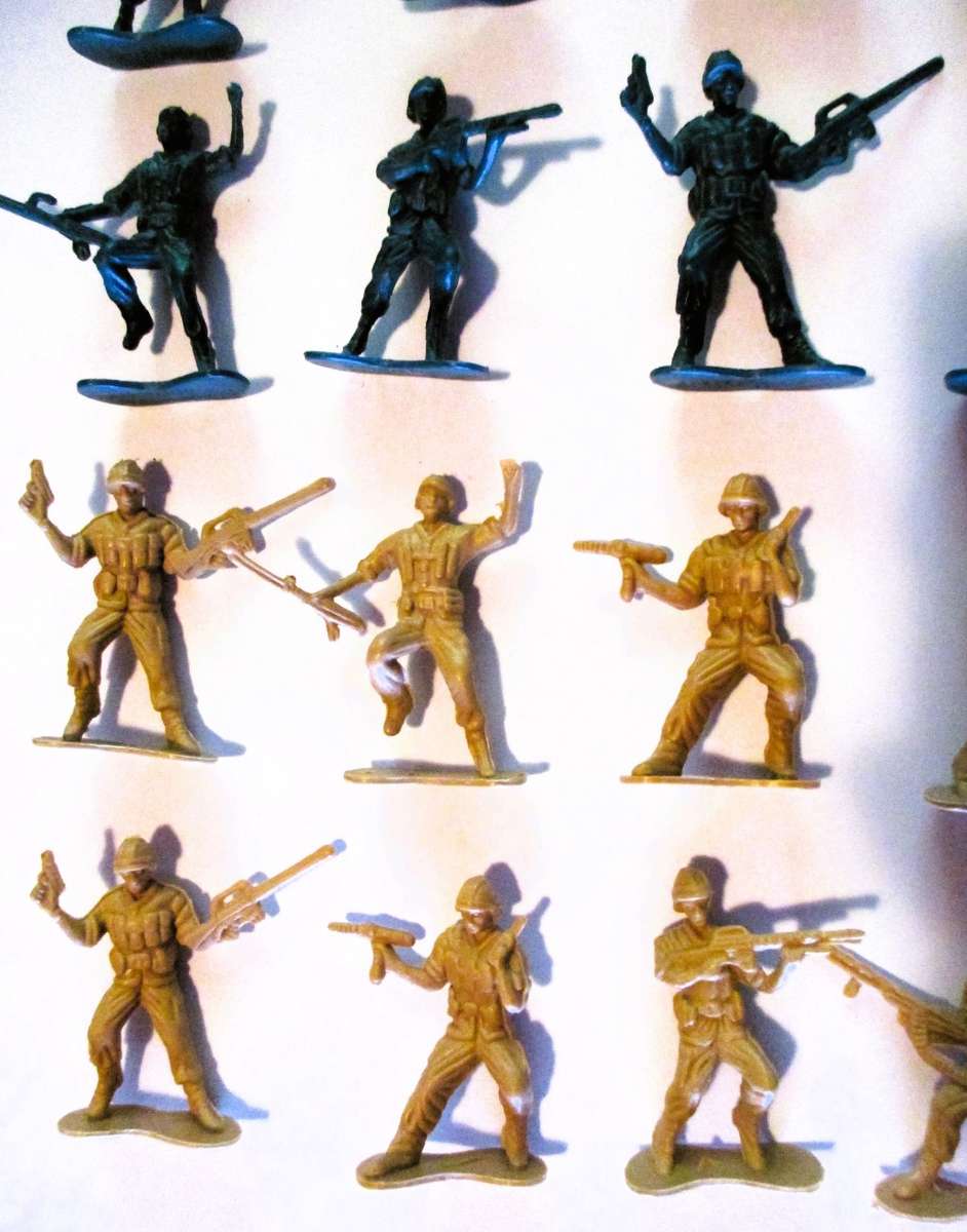 Lot of 16 Kids Army Men Plastic Soldiers Toys Green Tan Camo Mixed.