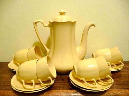 Lovely vintage 17 piece Goldendawn Johnson Bro's Tea pot and 8 mini cups and saucers.