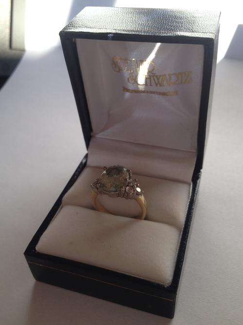 18 ct Diamond and aquamarine Ring valued at over R17000