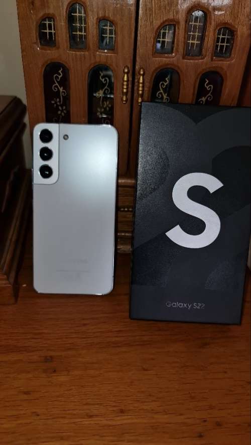 Samsung galaxy S22 New + Free Wifi device