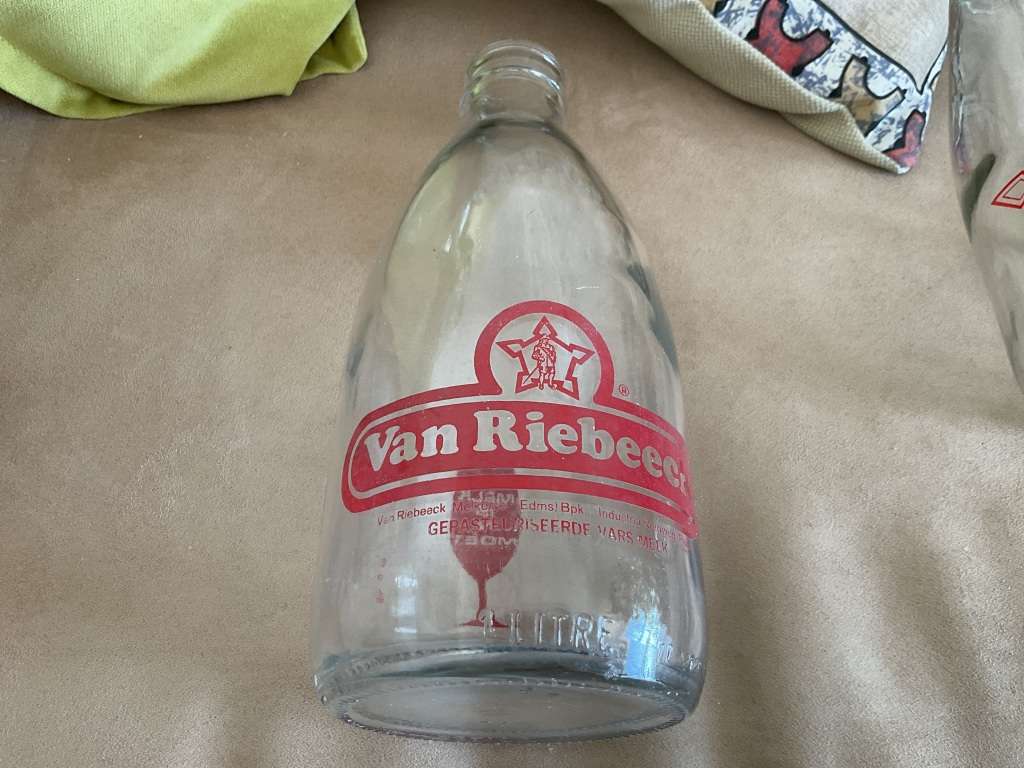 Vintage SA milk bottle van Riebeeck 1 L