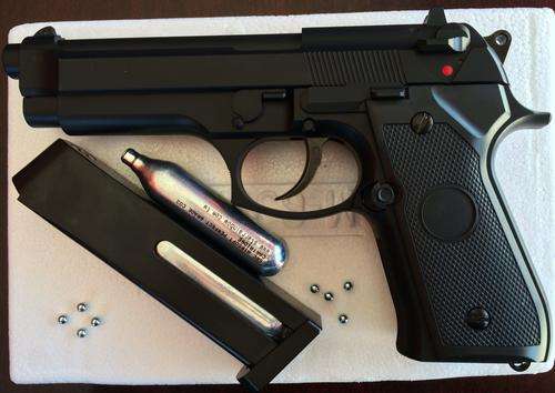 M92 Berretta CO2 pistol plastic and metal, which shoots 4.5mm steel BB's. FREE! 2 CO2 & BB'S 500 Pc