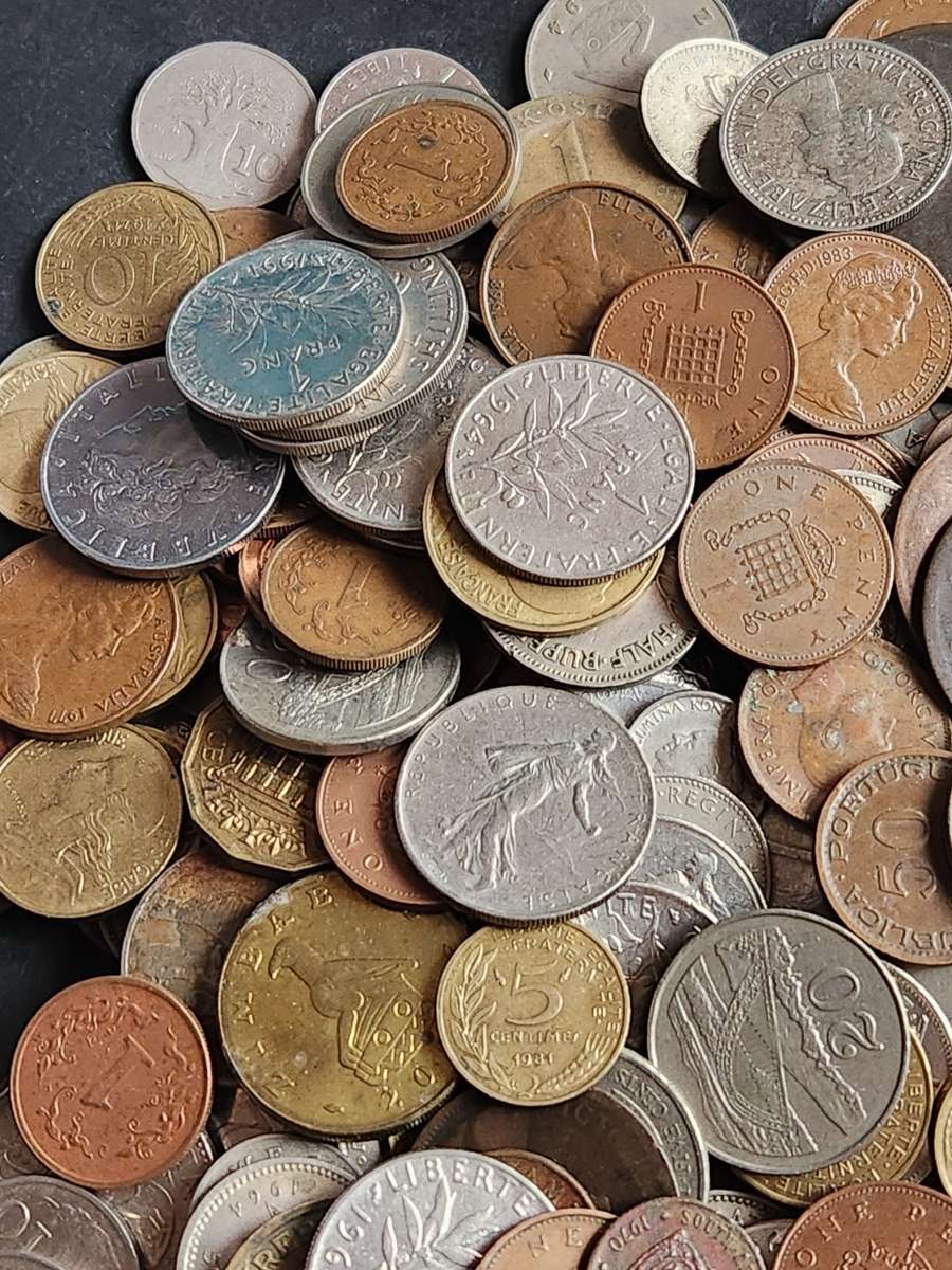 Mixed lot of World Coins 2 kg - as per photograph