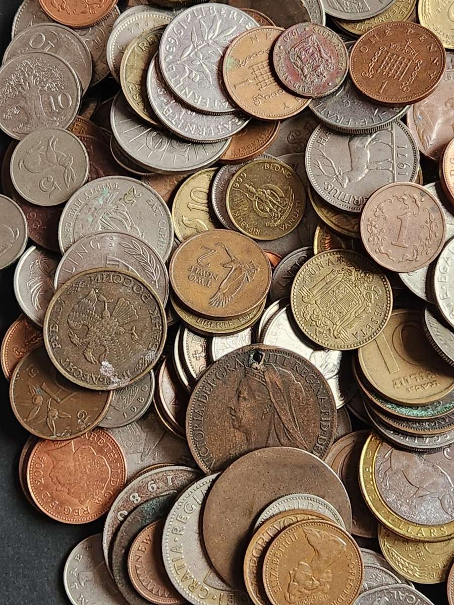 Mixed lot of World Coins 2 kg - as per photograph