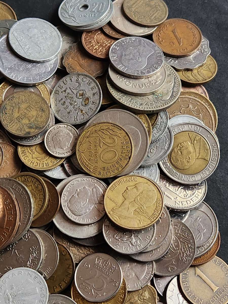 Mixed lot of World Coins 2 kg - as per photograph