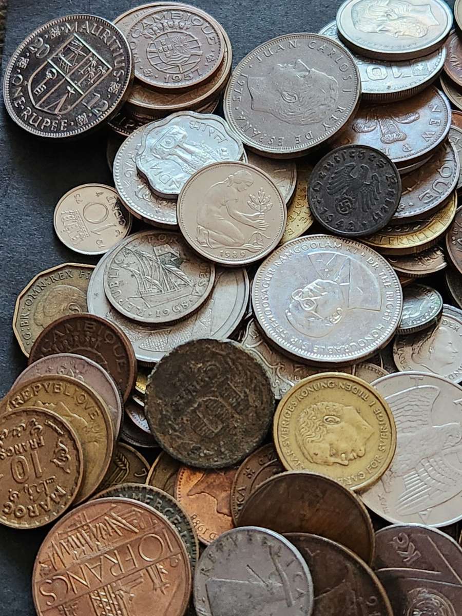 Mixed lot of World Coins 2 kg - as per photograph