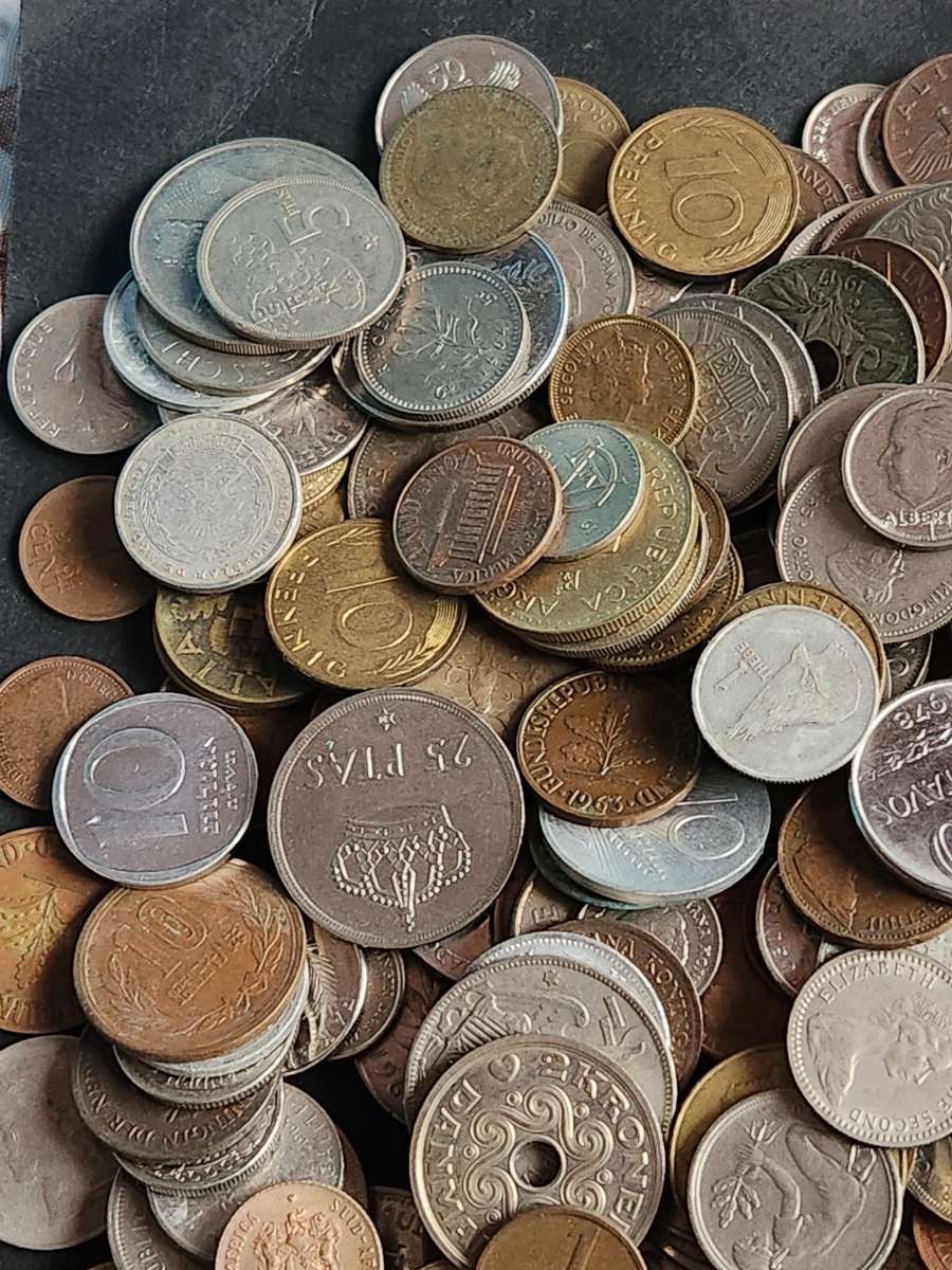 Mixed lot of World Coins 2 kg - as per photograph