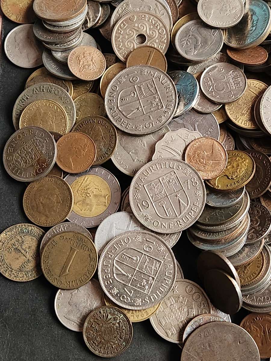 Mixed lot of World Coins 2 kg - as per photograph