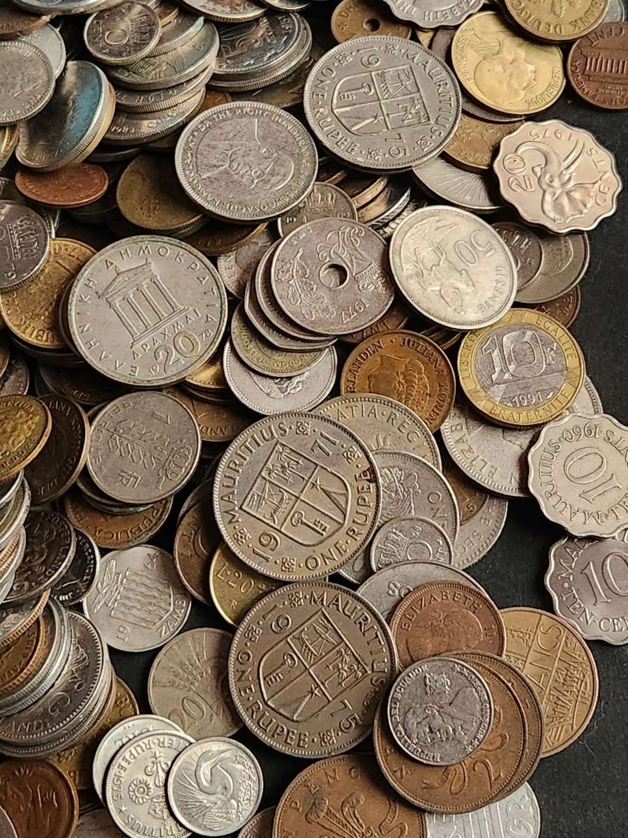 Mixed lot of World Coins 2 kg - as per photograph
