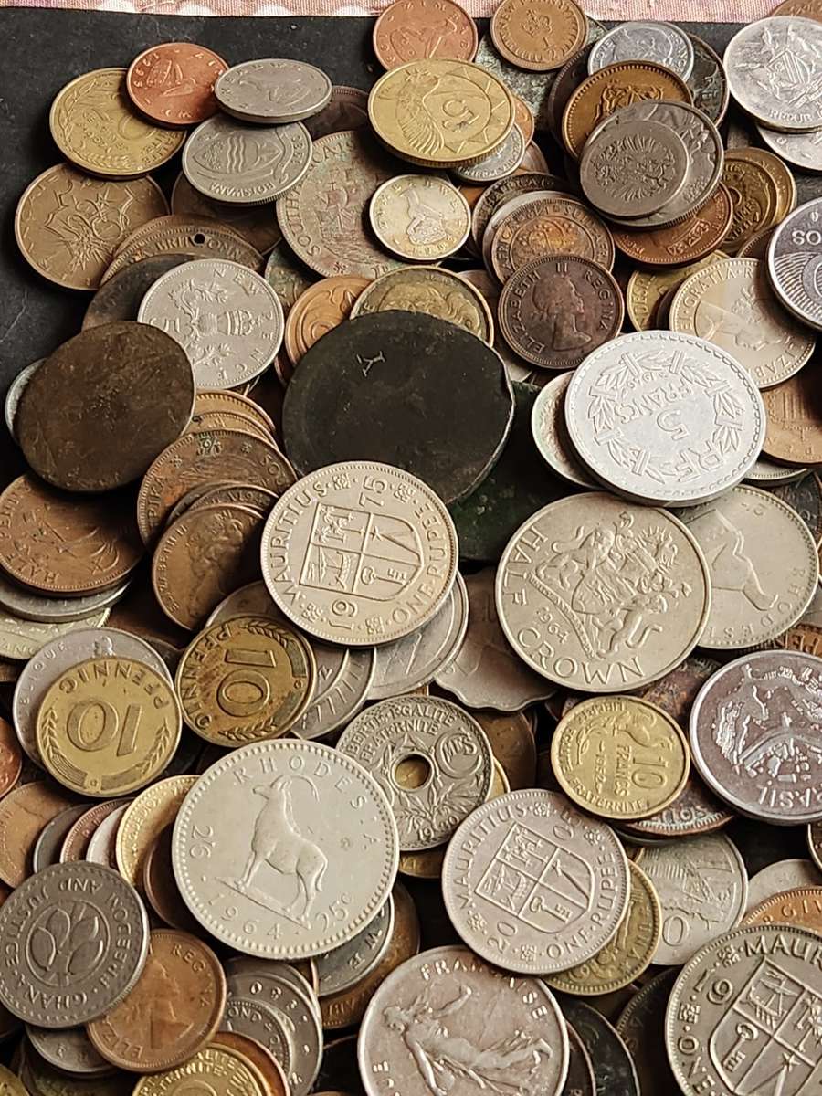 Mixed lot of World Coins 2 kg - as per photograph
