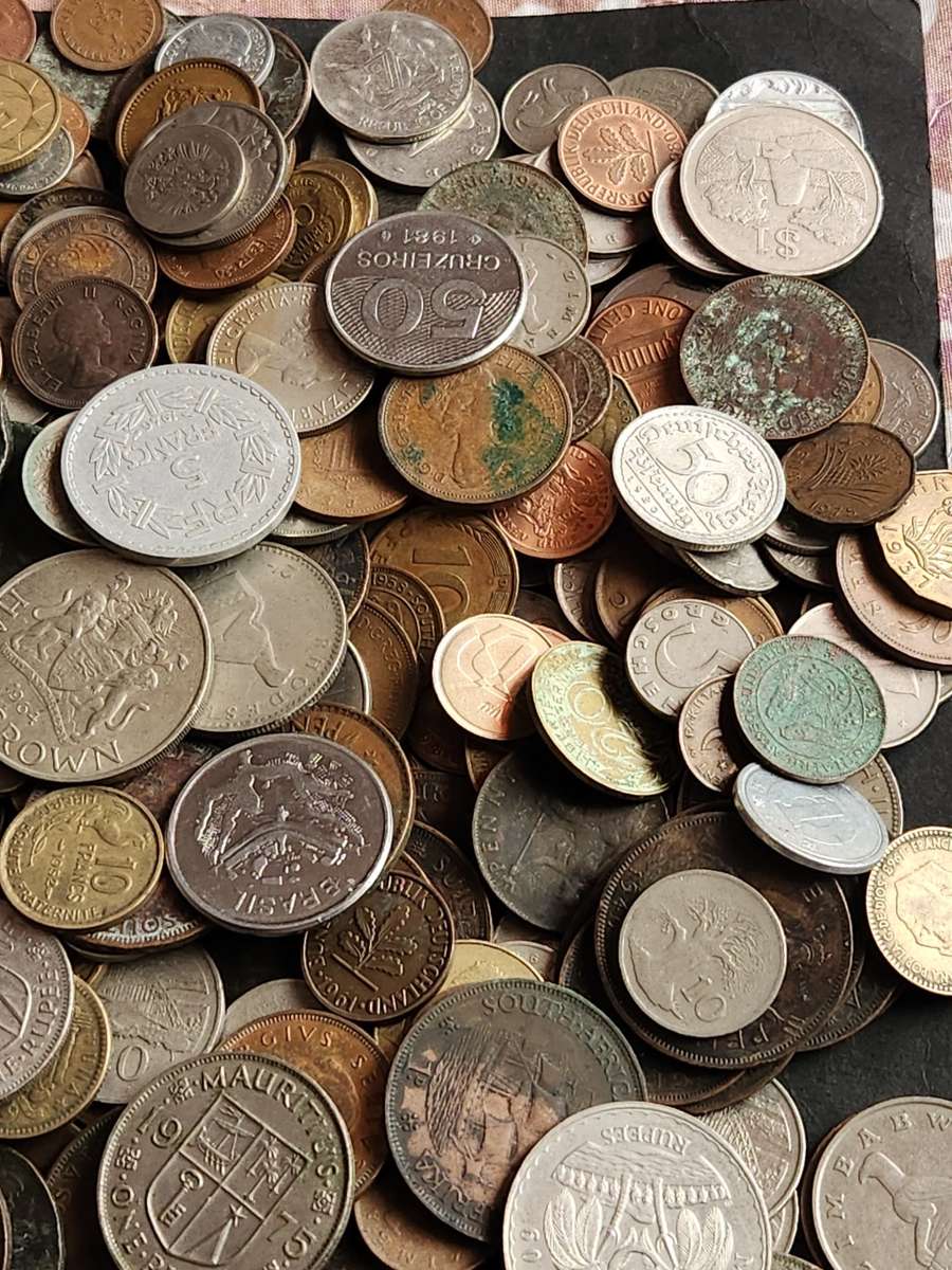 Mixed lot of World Coins 2 kg - as per photograph