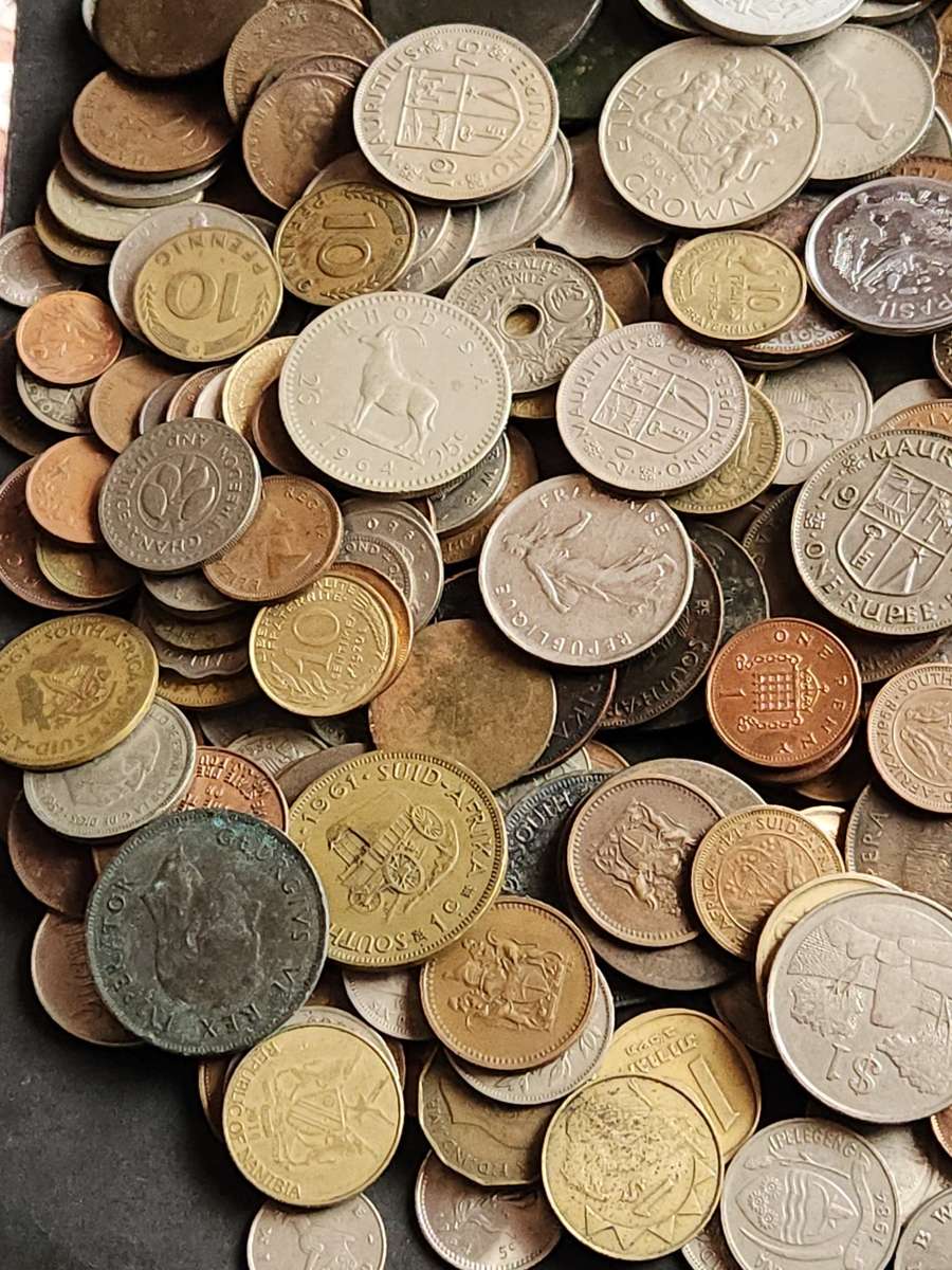 Mixed lot of World Coins 2 kg - as per photograph