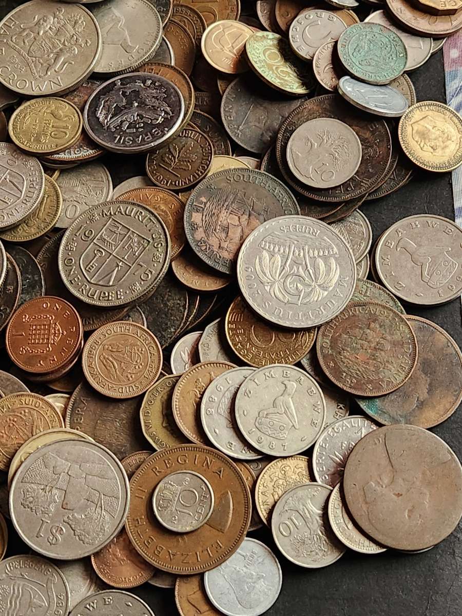 Mixed lot of World Coins 2 kg - as per photograph