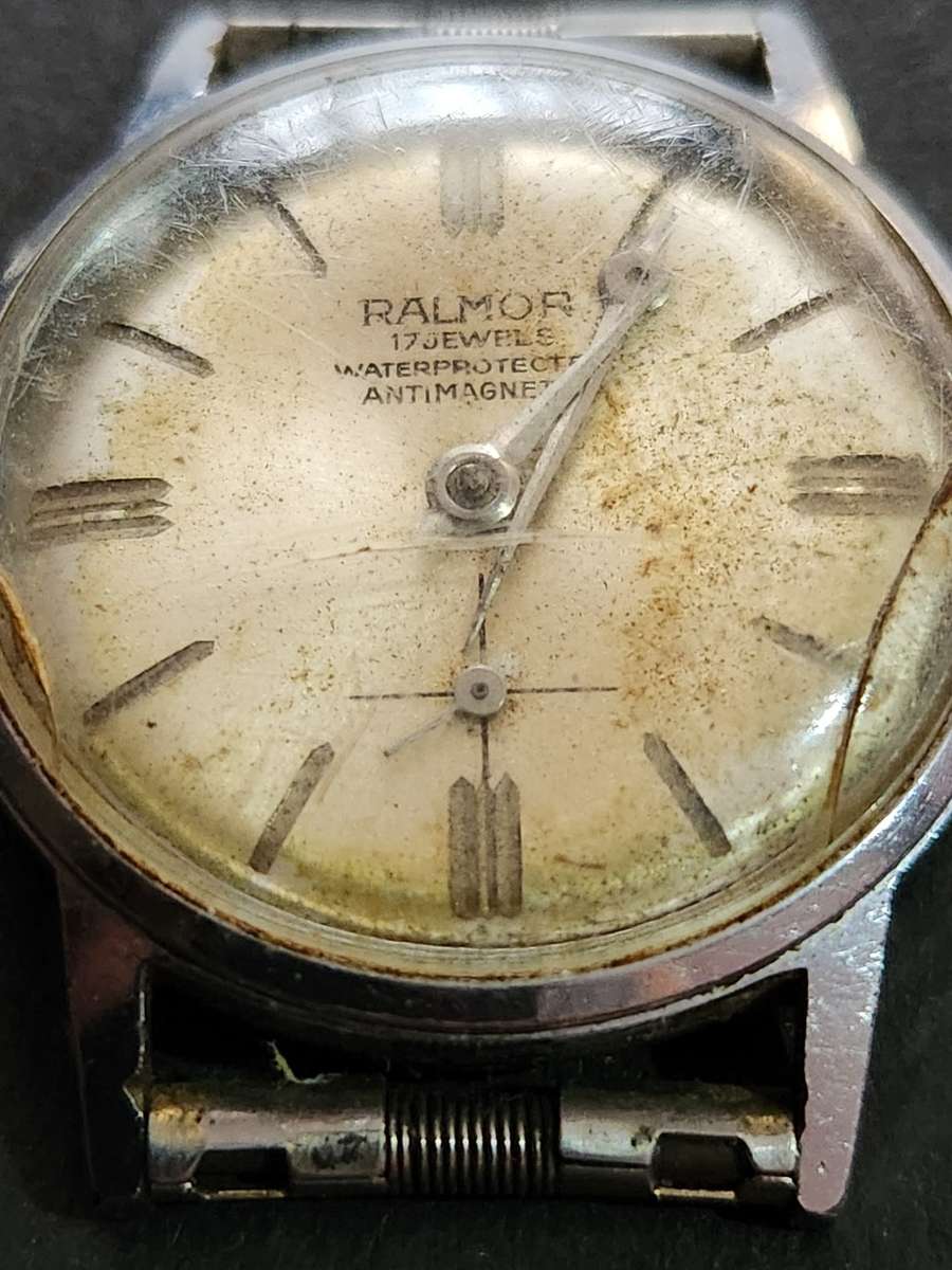 Vintage Men`s Ralmor 17 Jewels Water Protected Antimagnetic Watch missing winder (not working)