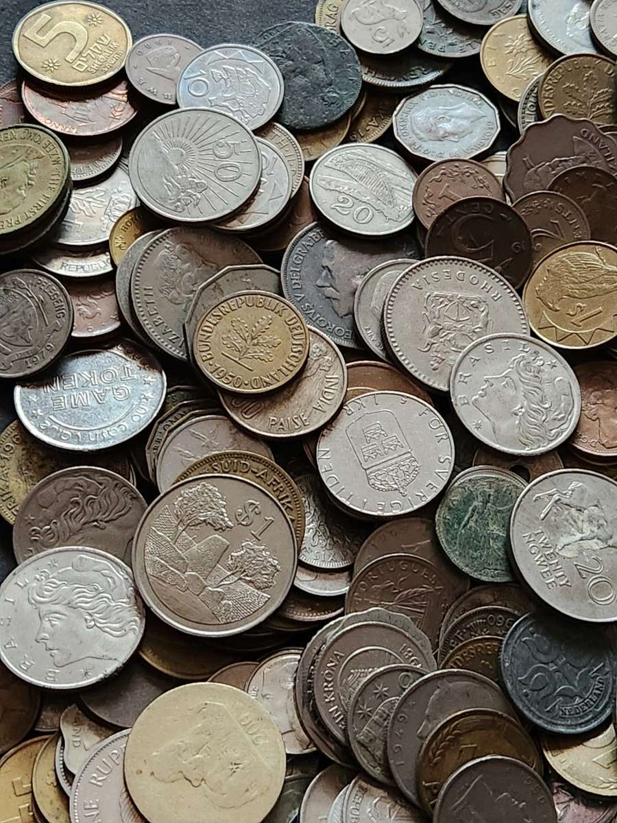 Mixed lot of World Coins 2 kg - as per photograph
