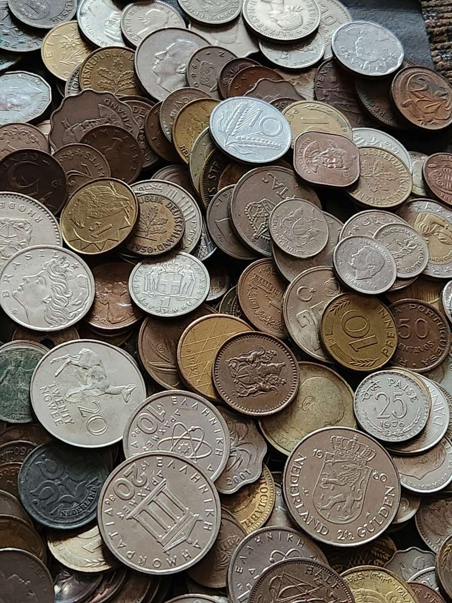 Mixed lot of World Coins 2 kg - as per photograph