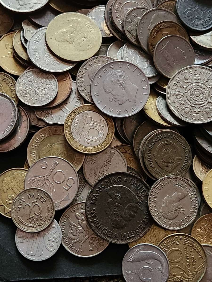 Mixed lot of World Coins 2 kg - as per photograph