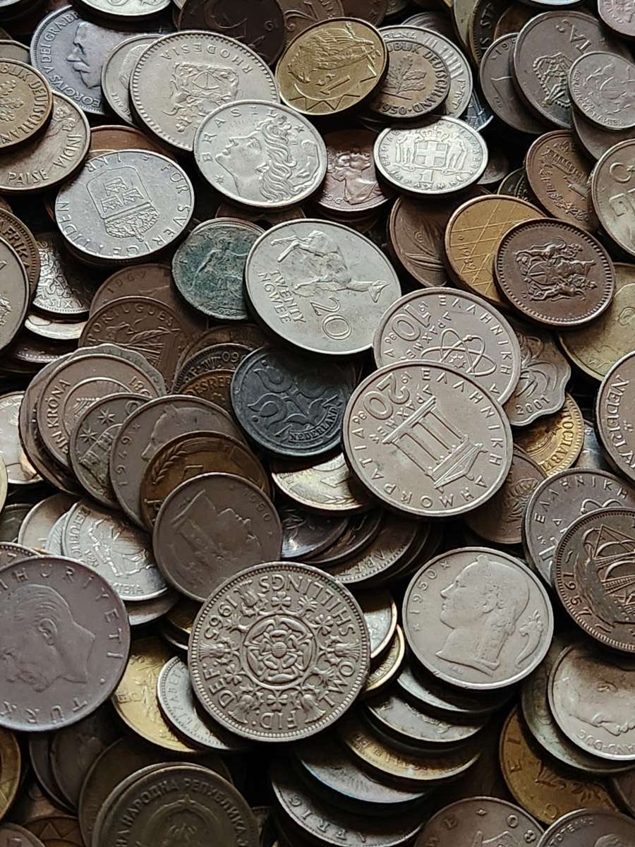Mixed lot of World Coins 2 kg - as per photograph