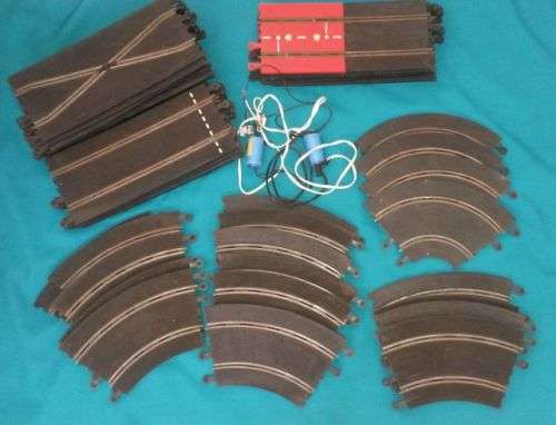 LOT OF 46 SCALEXTRIC TRACKS + 2 THROTTLES (ENGLAND)