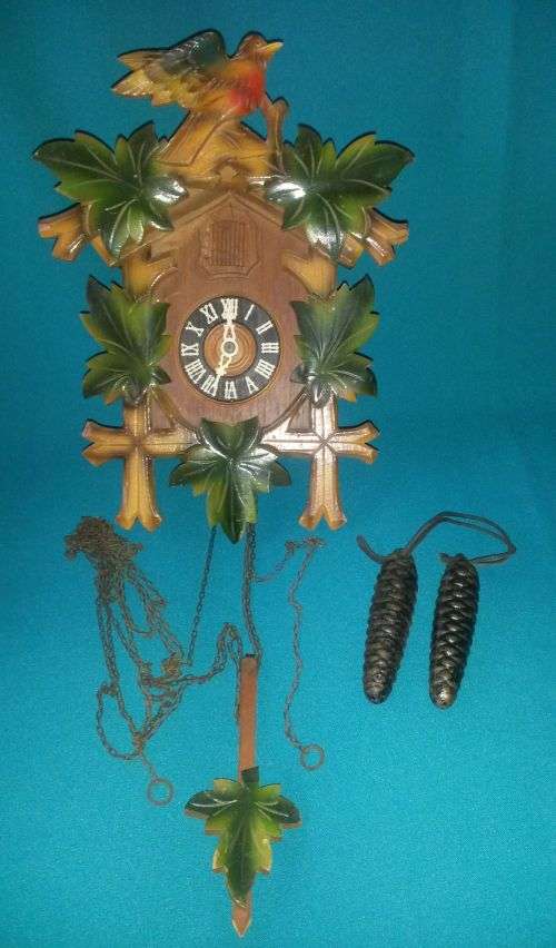 BEAUTIFUL OLD WOODEN GERMAN CUCKOO CLOCK (COMPLETE)