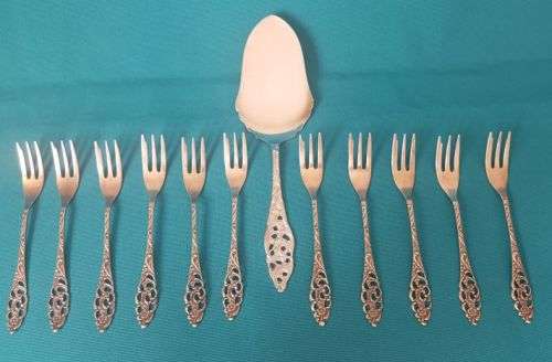 LOVELY SET OF SILVER PLATED (SOLA 90) CAKE FORKS & LIFTER