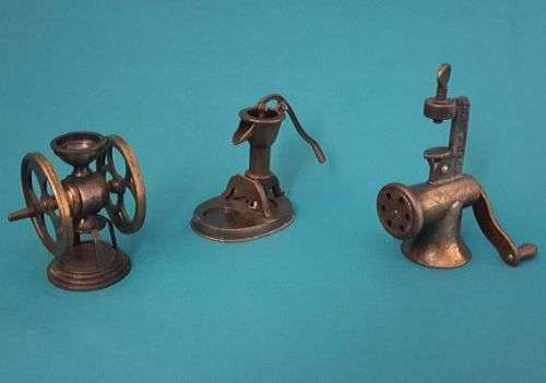 3 MINIATURE VINTAGE METAL KITCHEN APPLIANCES (COFFEE GRINDER ETC)