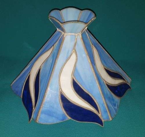 BEAUTIFUL BLUE STAINED GLASS LAMP SHADE