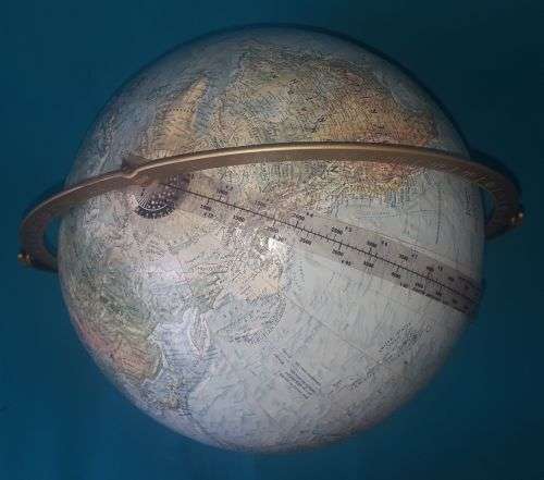 OLD READER'S DIGEST GREAT WORLD GLOBE ON WOODEN + METAL BASE
