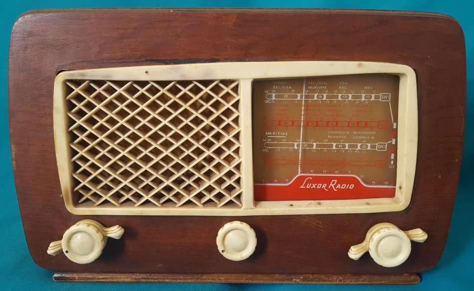 VINTAGE WOODEN LUXOR VALVE RADIO