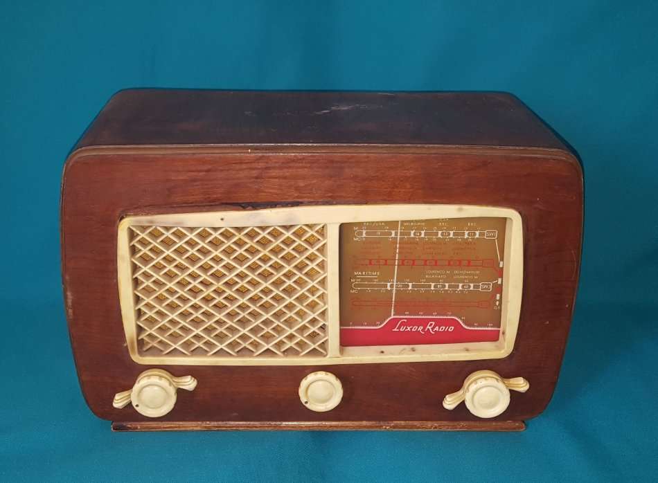 VINTAGE WOODEN LUXOR VALVE RADIO