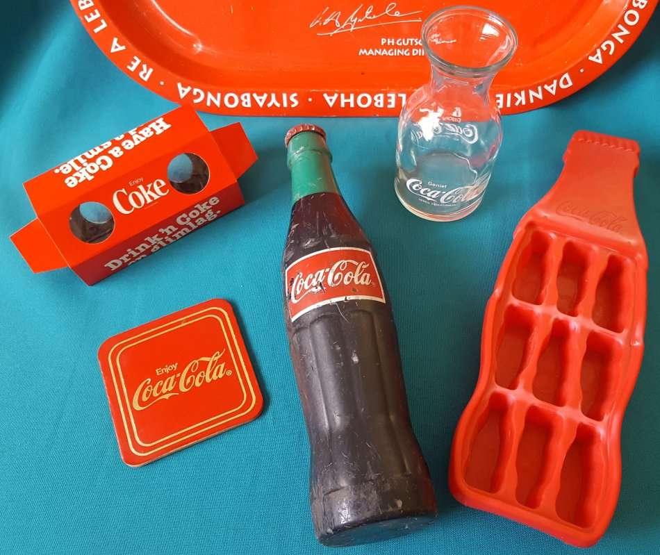 LOT OF COLLECTABLE COCA-COLA ITEMS