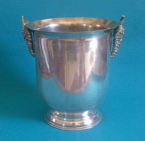 LARGE & HEAVY SILVER PLATED ICE BUCKET>>>ORANTE GRAPE DETAIL HANDLES