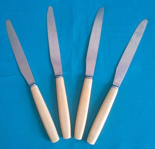 SET OF 4 BONE HANDLE DINNER KNIVES>>>SHEFFIELD