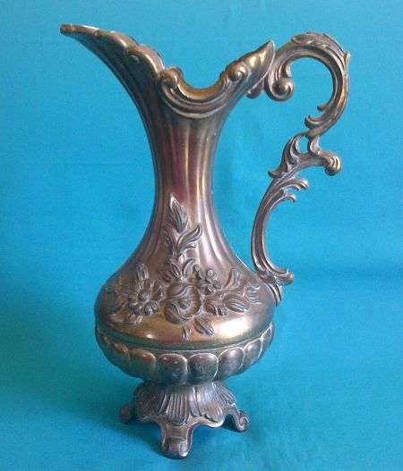 STUNNING HEAVY BRASS DECORATIVE JUG>>>RAISED FLOWER DETAIL