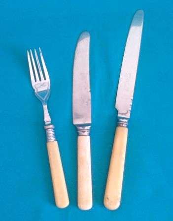 ASSORTED OLD BONE HANDLE CUTLERY