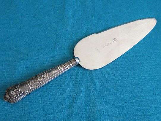 BEAUTIFUL OLD CAKE/ PIE LIFTER WITH HALLMARKED SILVER HANDLE