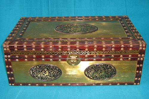 BEAUTIFUL DETAILED WOODEN & BRASS CHEST